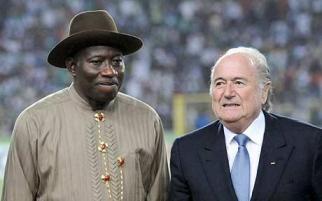 Presidente Goodluck Jonathan quase fez com que a Nigéria ficasse punida preventivamente pela FIFA, após a Copa de 2010 (FOTO: AFP)