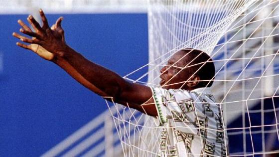 A foto de Rasheed Yekini após fazer o primeiro gol da Nigéria na história das Copas demonstra a emoção do gol, mas também pode demonstrar outras emoções bem diferentes.